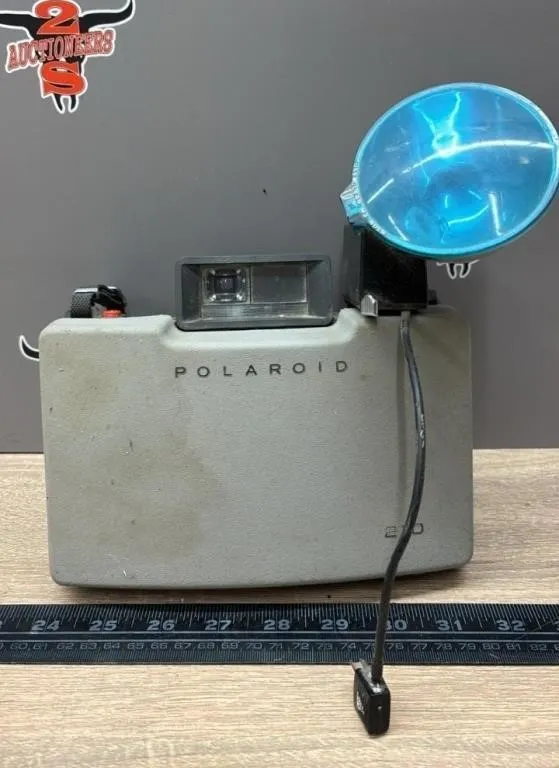 Polaroid 210 Camera w/Flash. Untested.