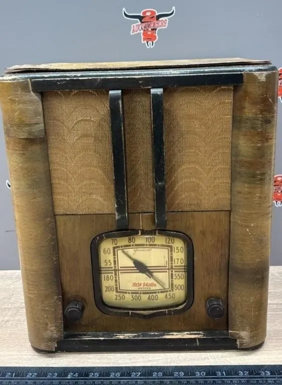 RCA Victor Radio. Wood Lifting, Untested.