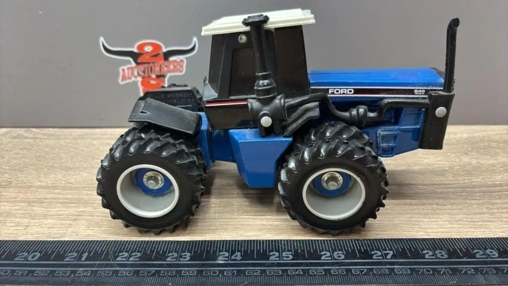 1:64 Ford Versatile 846 Metal/Plastic Tractor.