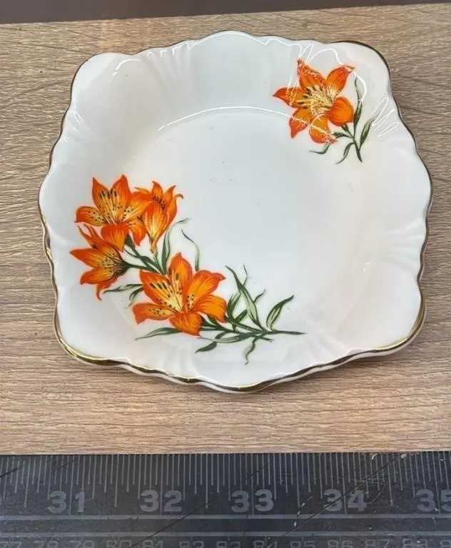 Royal Windsor Prairie Lily 5� Dish. *SC