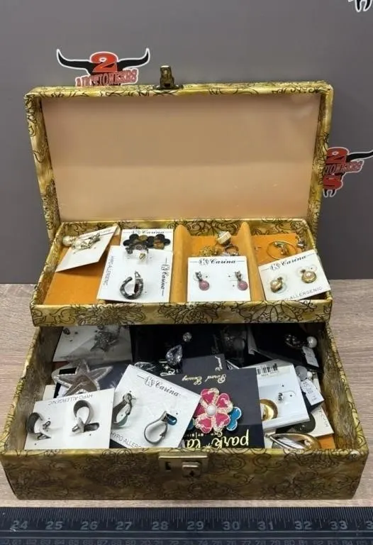 Vintage Jewelry Box 10�Wx7�Dx4�H w/Assorted