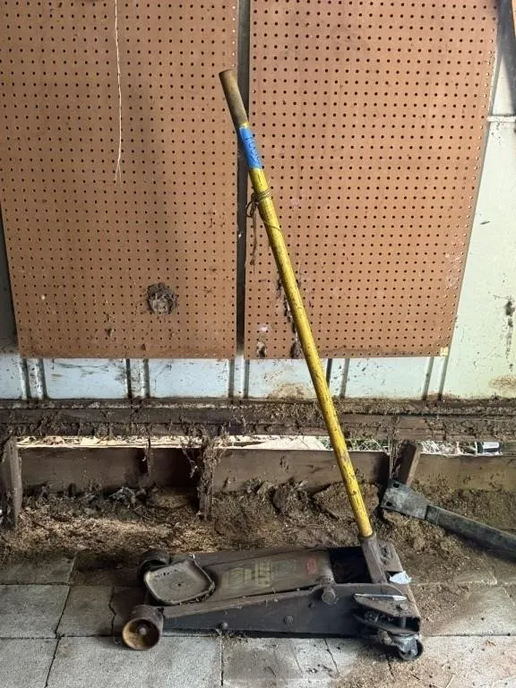 NAPA Floor Jack