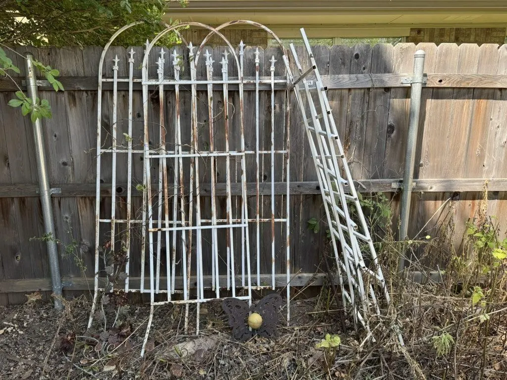 Metal & Plastic Trellis & Yard Decor