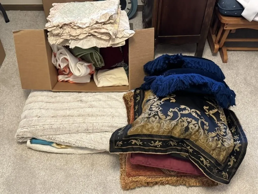 Blankets & Throw Pillows