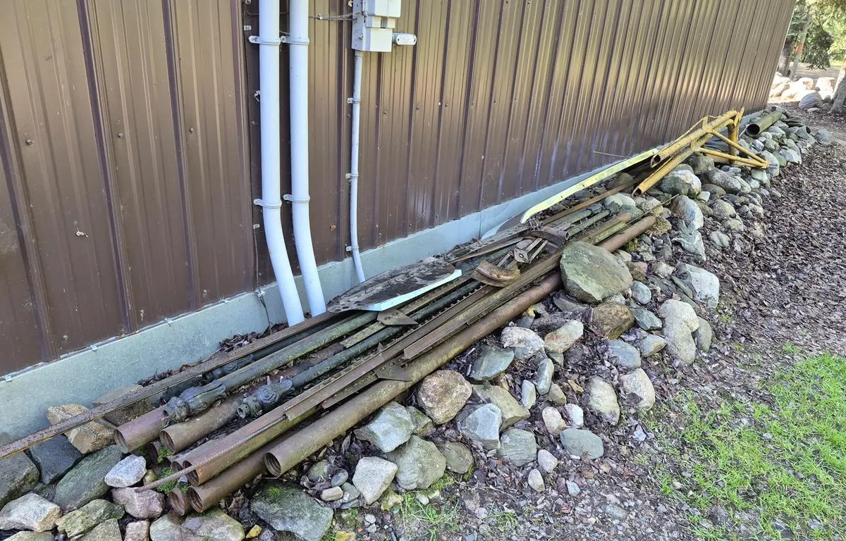 Assorted Pipes & 3-Point Hitch Lift Poles
UNRESERVED