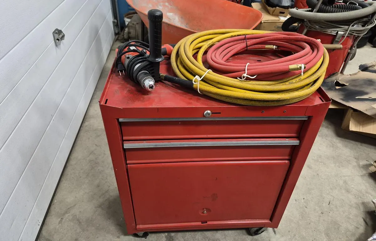 Rolling Tool Cabinet w/ Drill, Hoses & Tools
UNRESERVED