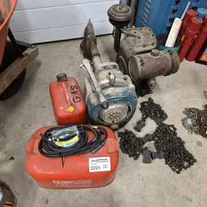 Evinrude Outboard Motor, Fuel Tanks & Chains
 UNRESERVED