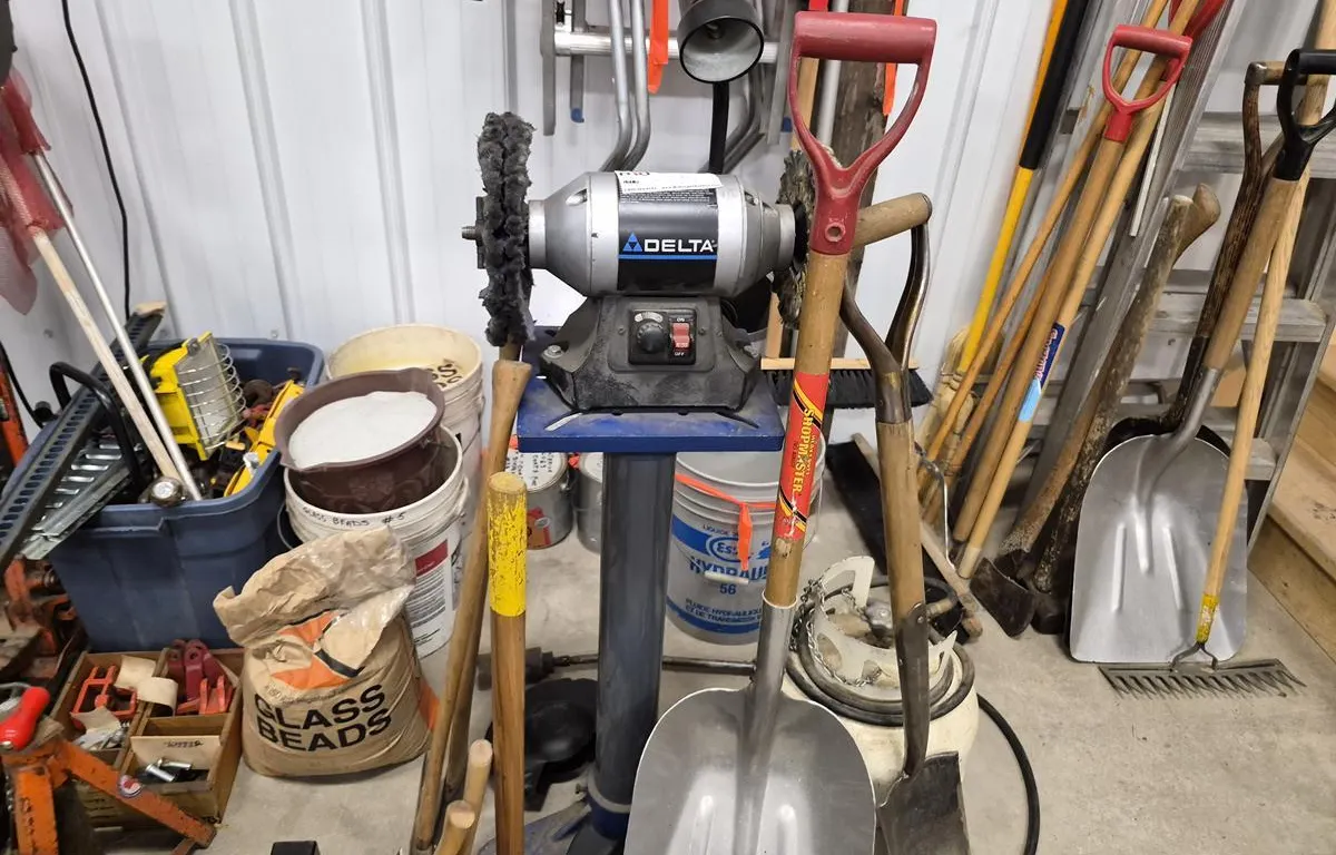 Delta Bench Grinder & Assorted Shop Tools
UNRESERVED
