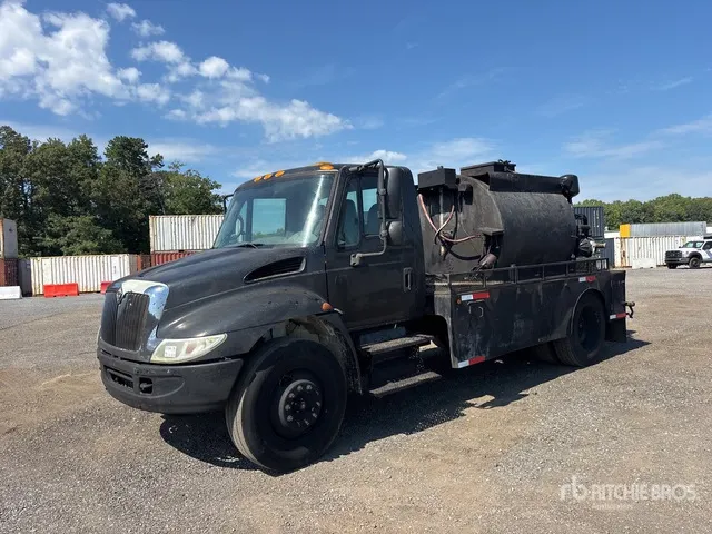 2006 International 4300 4x2 Asphalt Distributor Truck