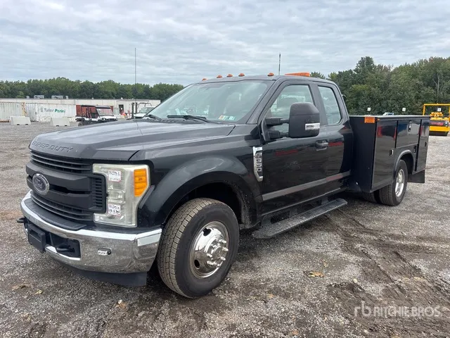 2017 Ford F-350 XL 4x2 Extended Cab Utility Truck