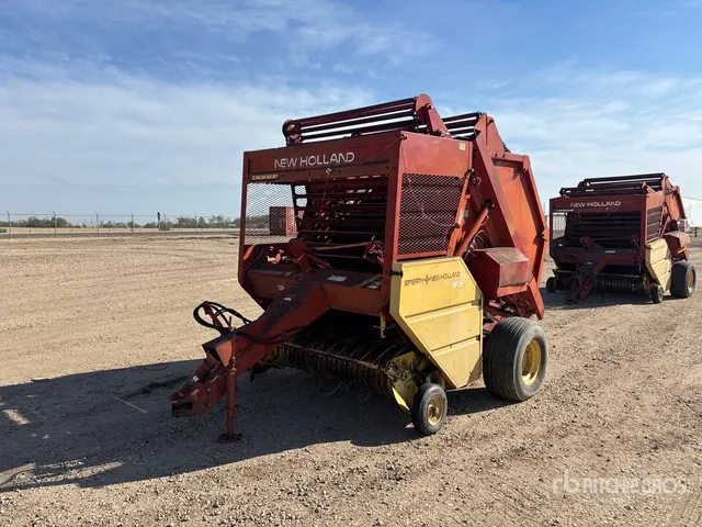 1980 New Holland 851 Round Baler