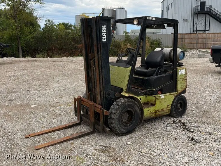 Clark CGP25 forklift