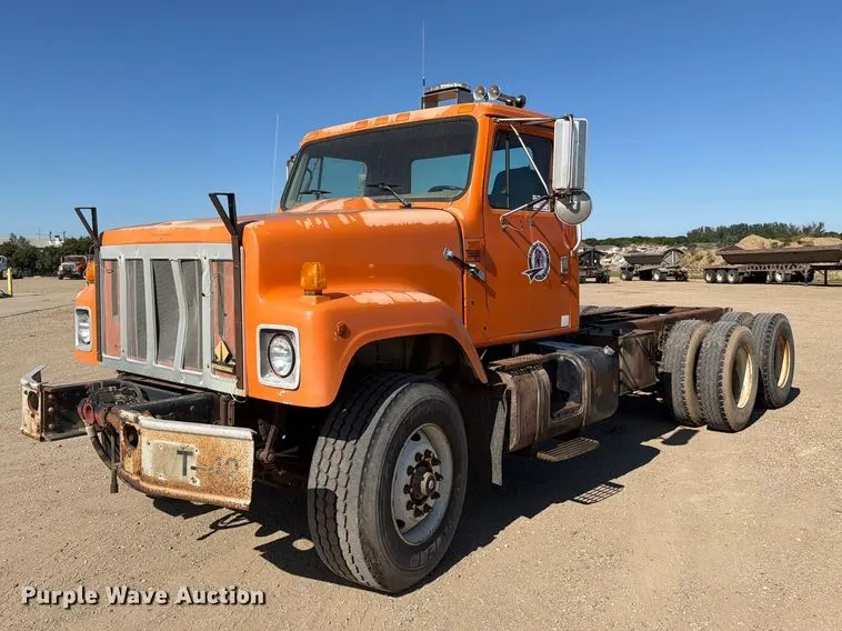 1999 International F-2574 truck cab and chassis