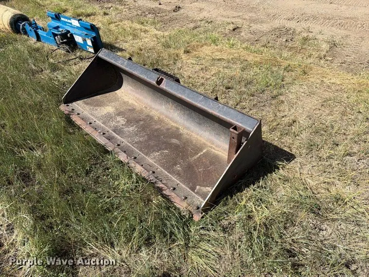 Caterpillar skid steer bucket