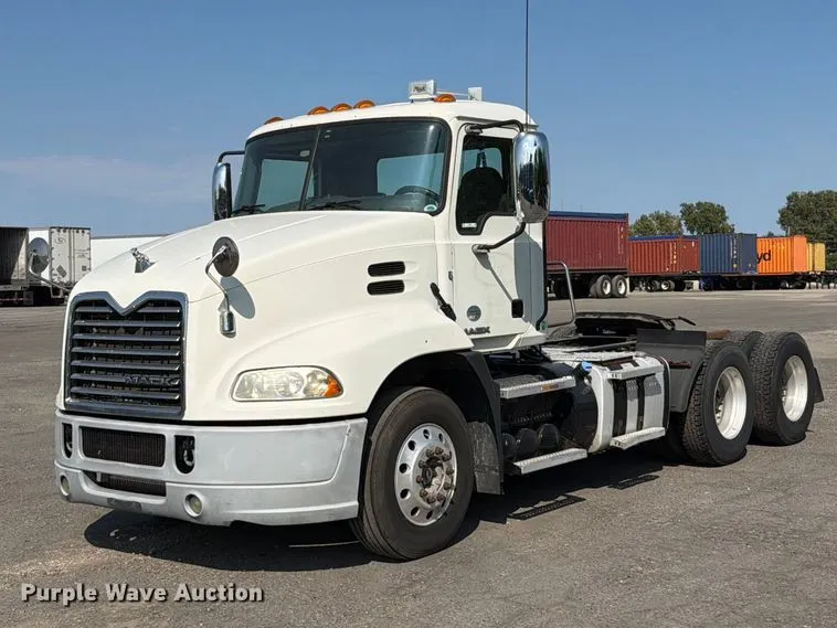 2017 Mack CXU613 semi truck