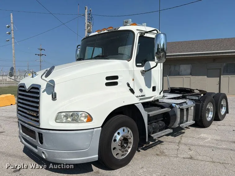 2017 Mack CXU613 semi truck