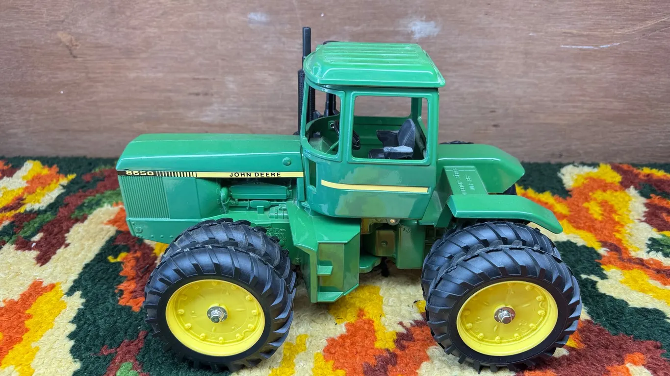 John Deere Diecast Model 8650 4WD Tractor