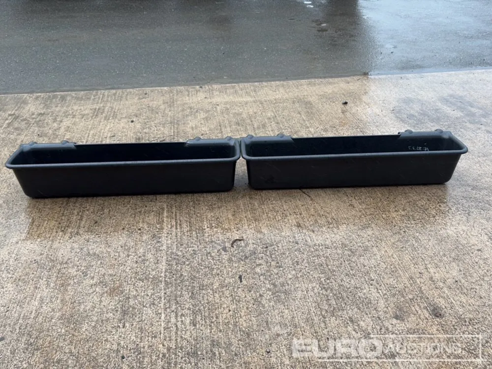 Unused Plastic Gate Feeder (2 of)