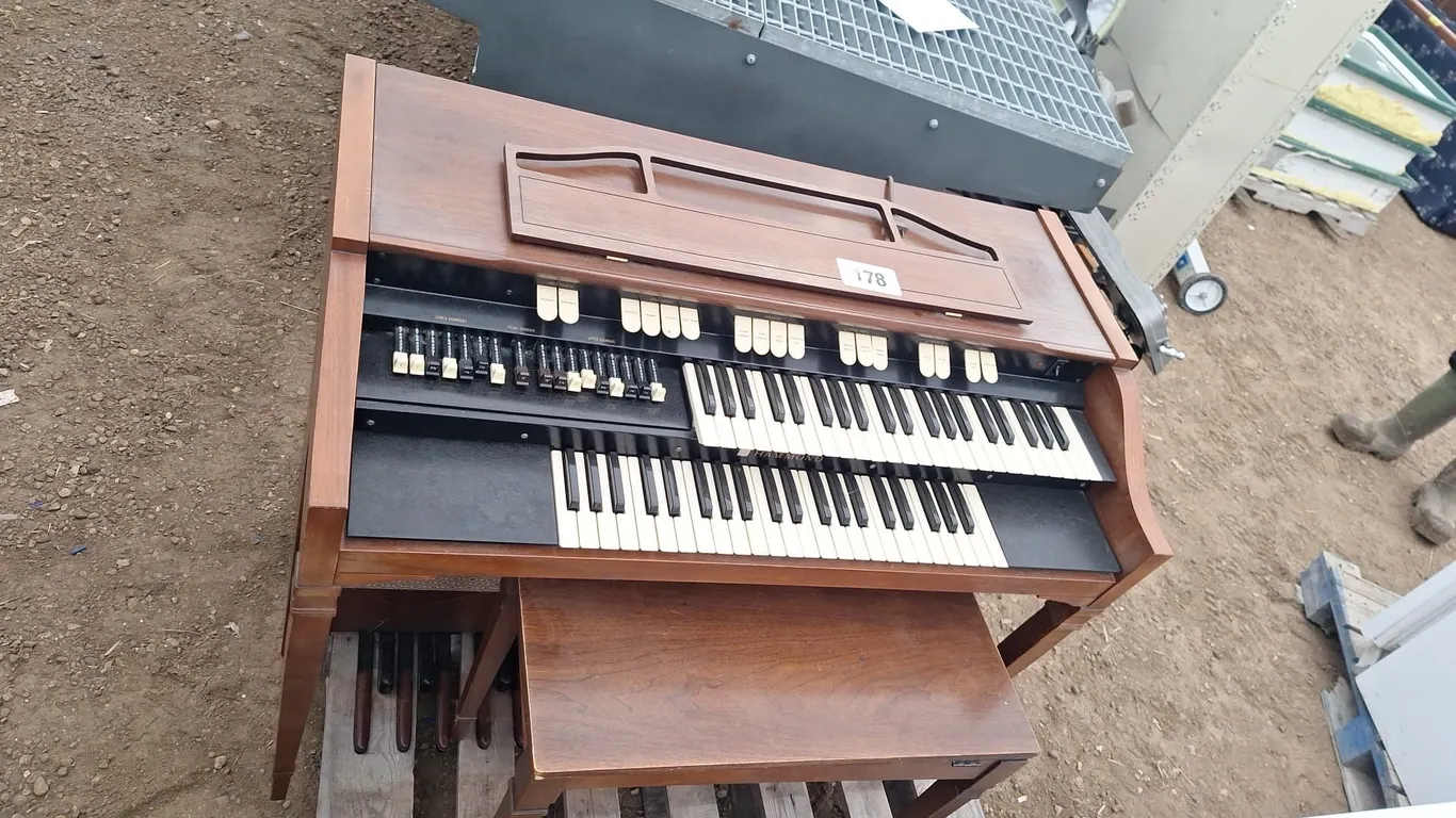 Organ with bench