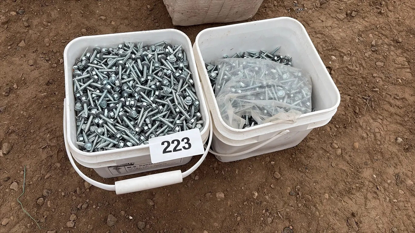 Pails of screws 10-16 x 1-1 1/2"