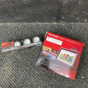 Bazz Halogen Xenon Under-Cabinet Lights & ViewSonic 7" Digital Photo Frame