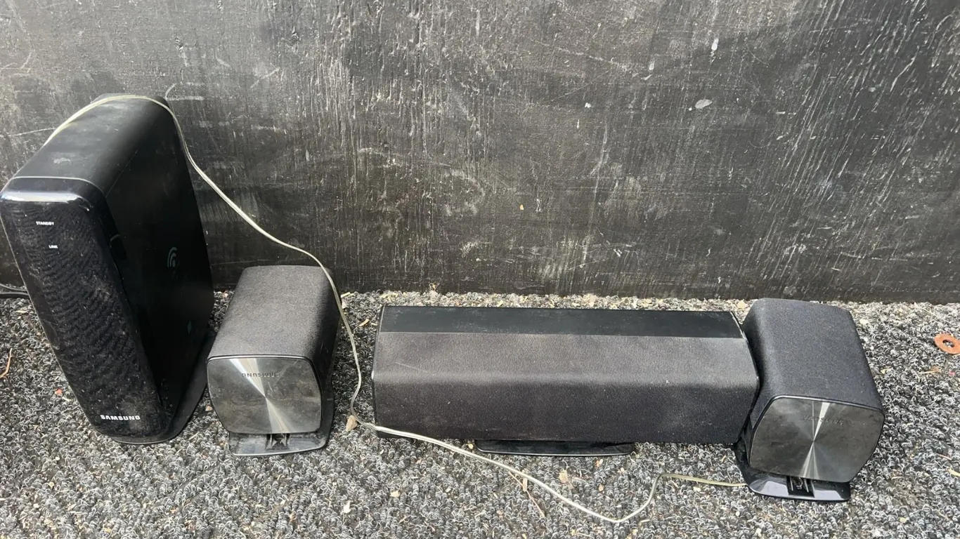 Samsung Surround Sound Speaker Set with Subwoofer