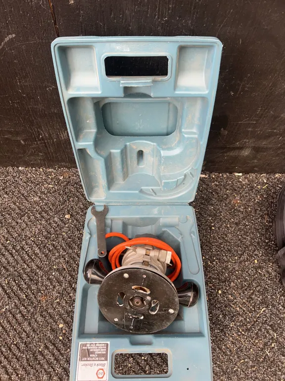 Black & Decker Router With Hard Case And Wrench