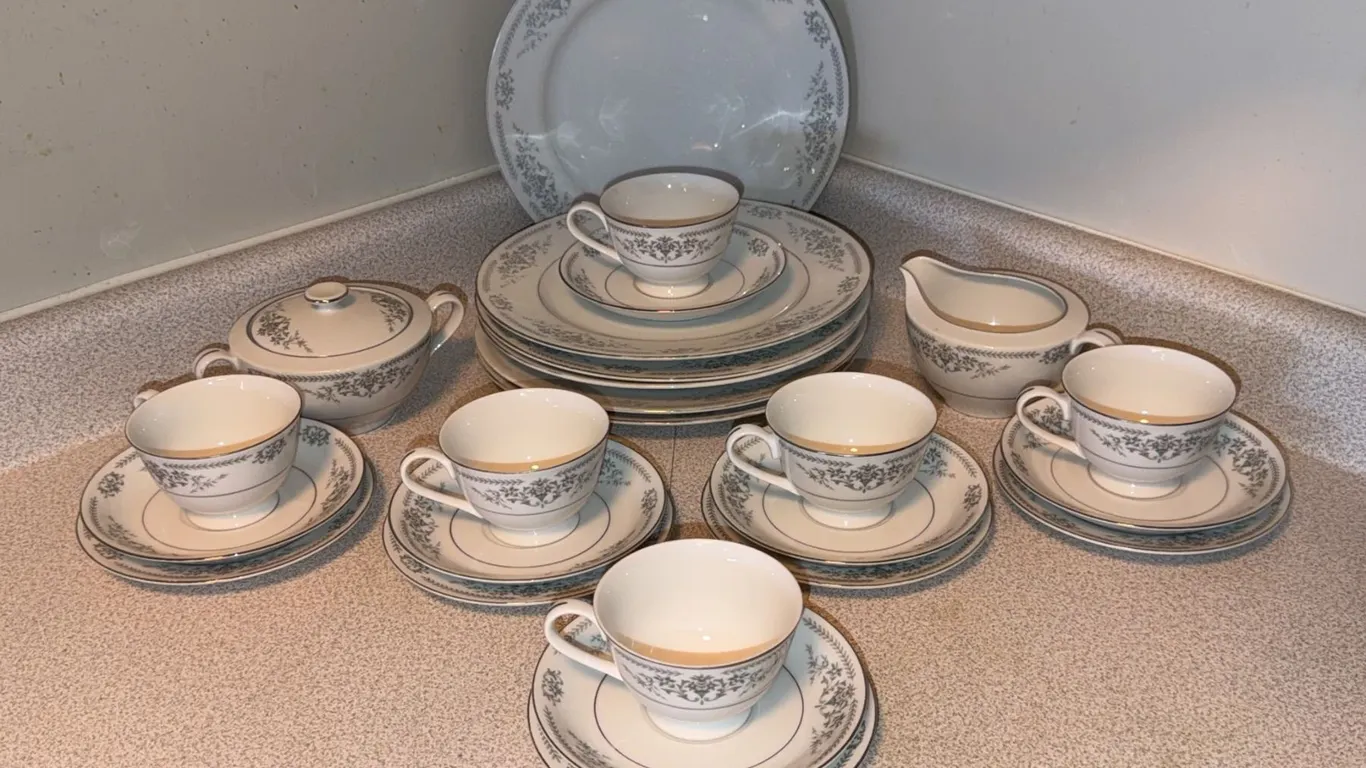 Banbury Inn Fine China Dinnerware Set from Japan, Service for Six