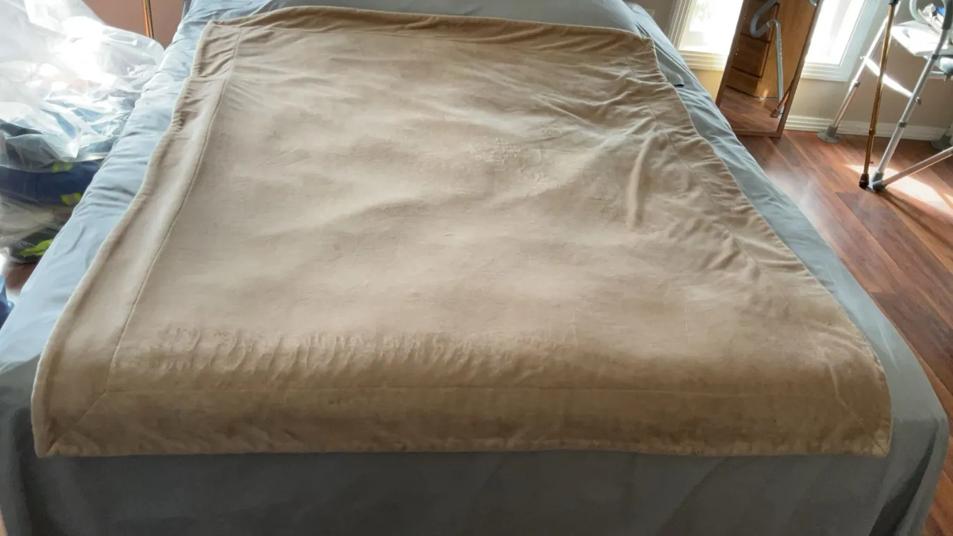 Household Linens Lot: 3 Queen Size Sheet Sets, Towels, Hudson Bay Blanket, Decor Pillows