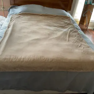 Household Linens Lot: 3 Queen Size Sheet Sets, Towels, Hudson Bay Blanket, Decor Pillows