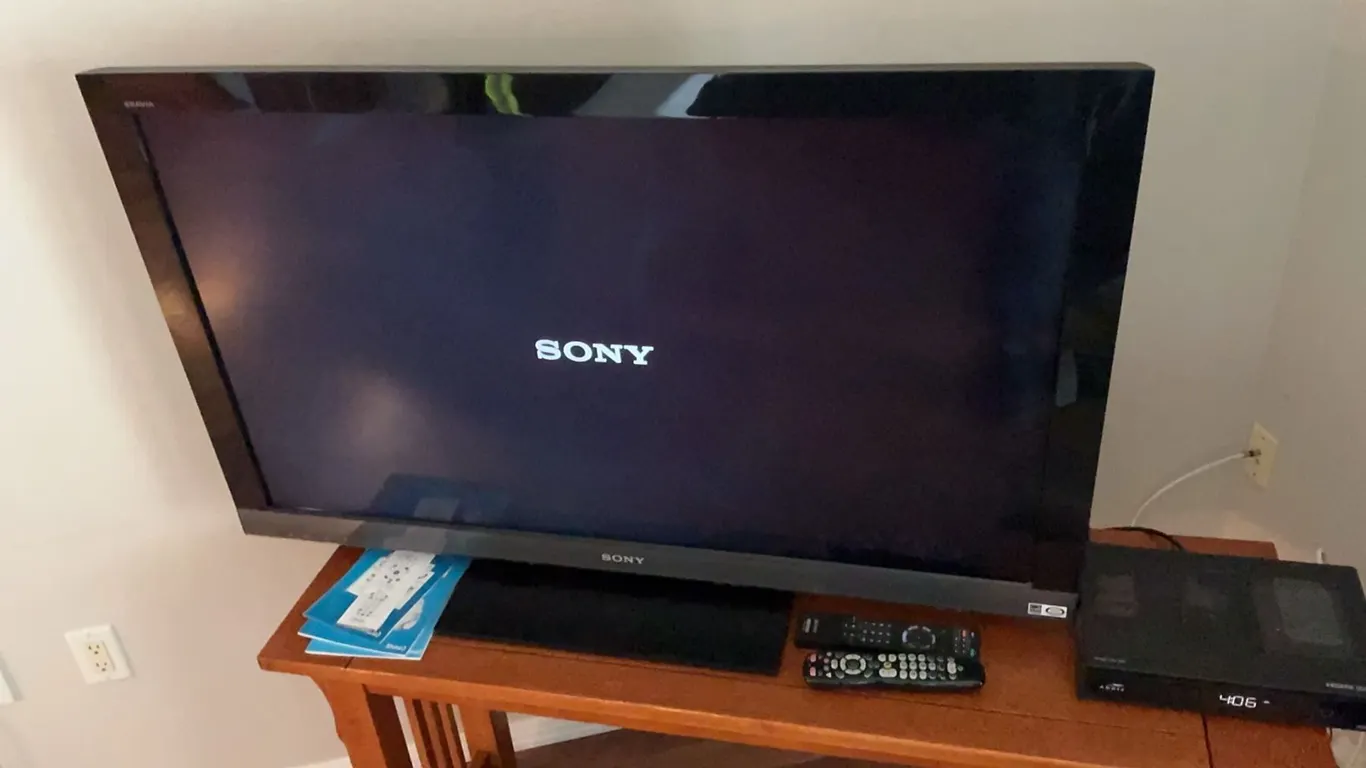 Sony KDL-46EX400 46-Inch LCD Digital Colour TV (Manufactured August 2010)