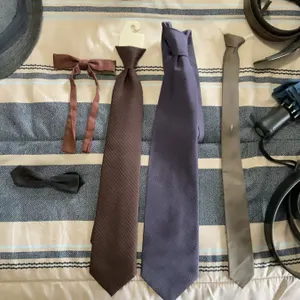 Lot with 7 Baseball Caps, 2 Leather Belts, 3 Neckties, Accessories