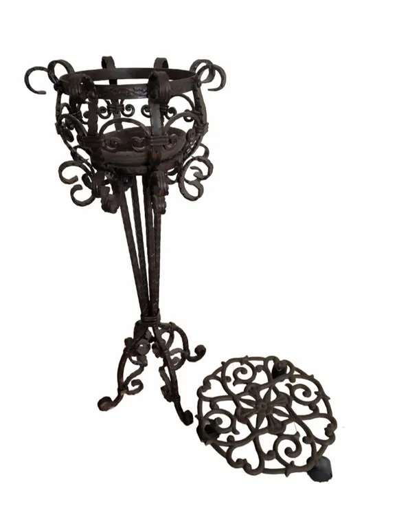 Wrought Iron Plant Stand with Decorative Rolling Trivet