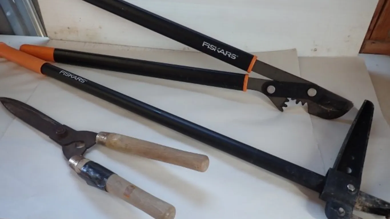 Fiskars Lawn Tools