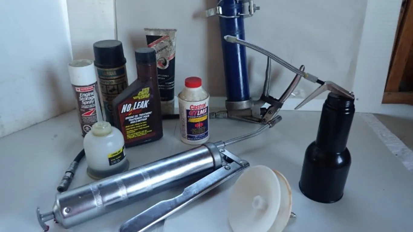 Grease Guns, Oil Can & More
