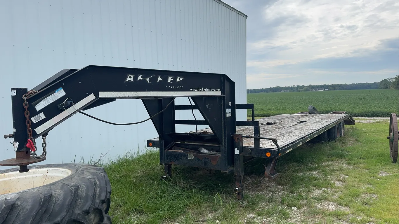 2017 Becker 33’ Gooseneck Trailer w/ 5th Wheel adapter - 27’ deck and 6’ dove tail