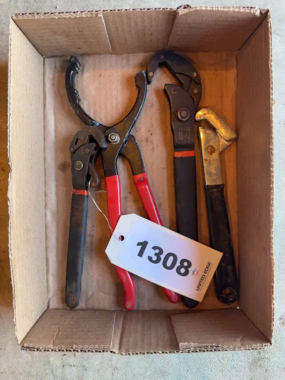 Self adjusting wrenches and filter wrench