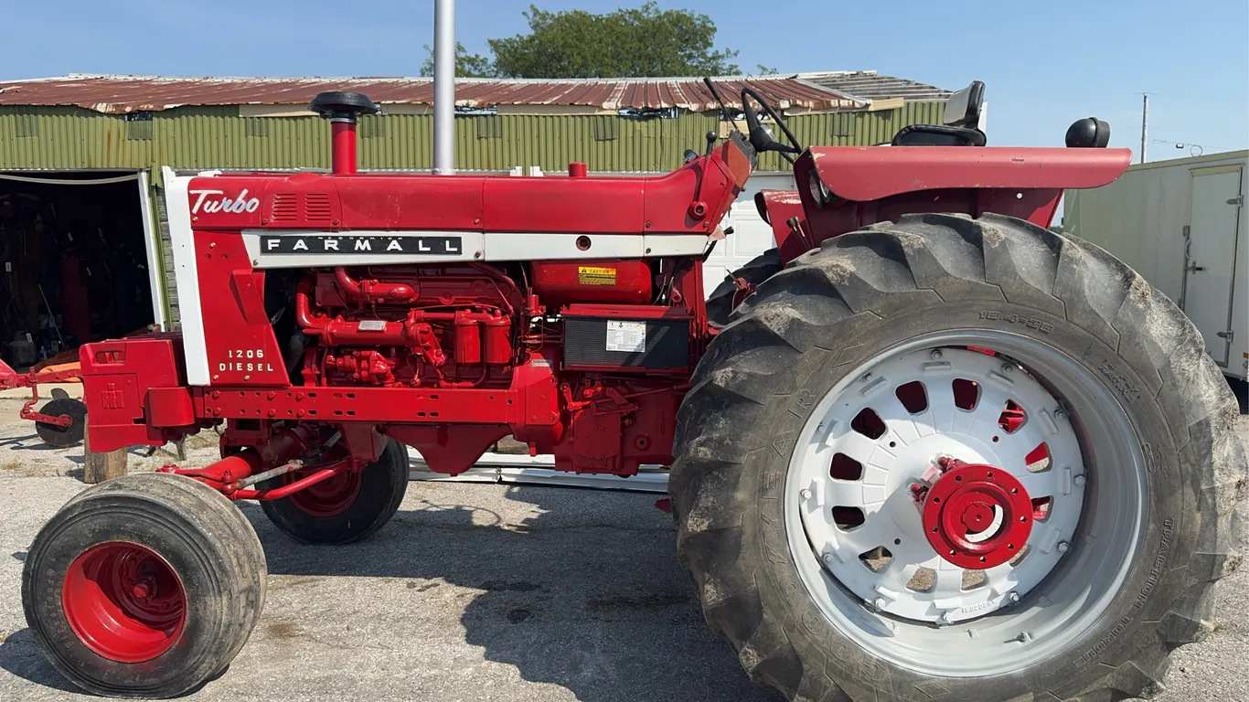 1206 Diesel McCormick Farmall w/ Rear Duals
