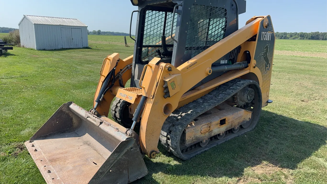 1750RT Mustang Compact Track Loader w/ 65” Low Profile Bucket - 2127hrs