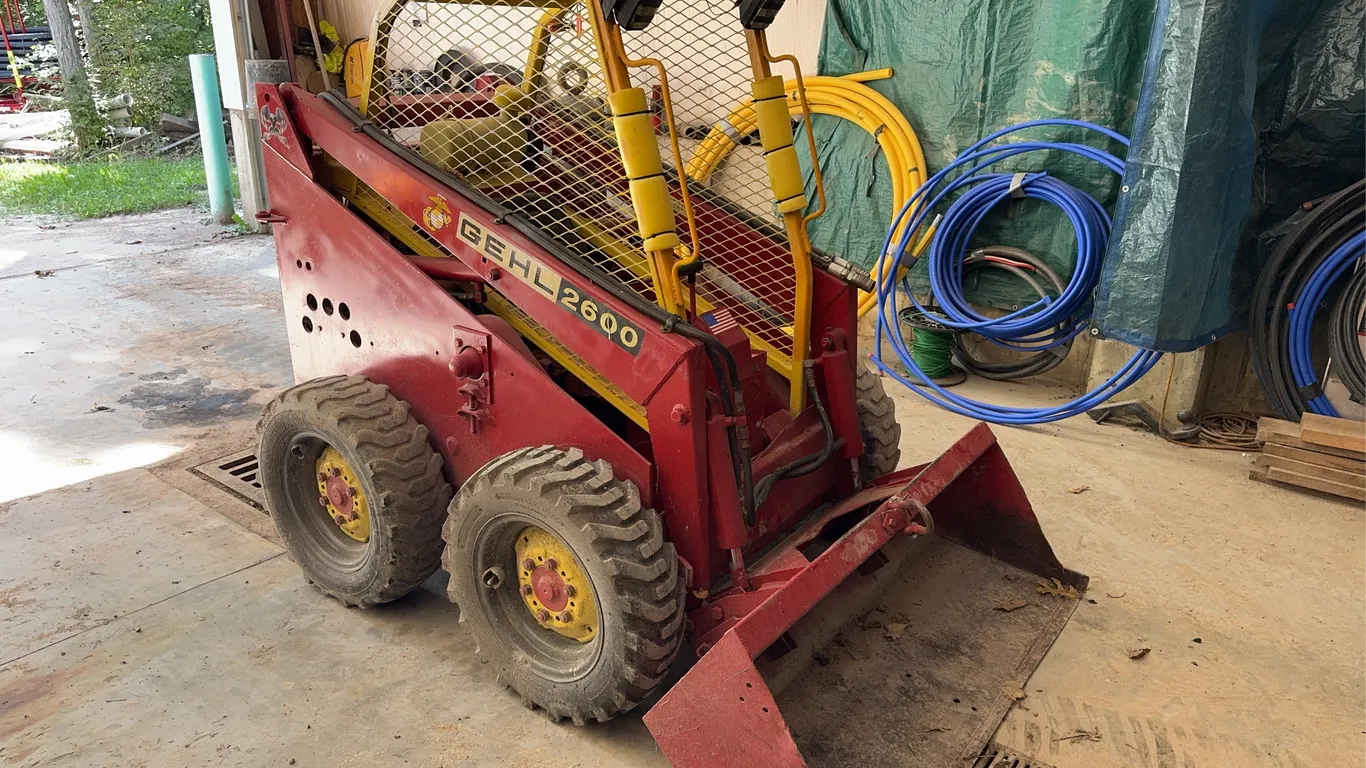 Gehl 2600 Skid Steer with Buckets and Manure Forks - 1142hrs