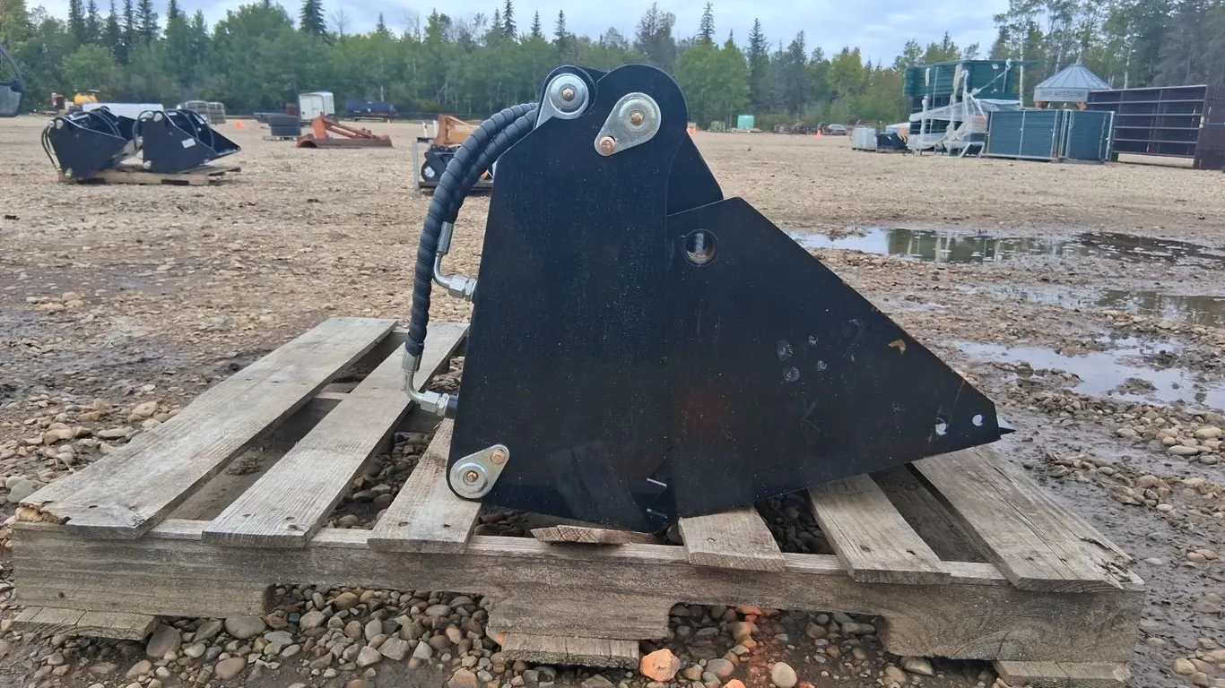 1- 4 in 1 Mini Skidsteer Bucket (Unused)