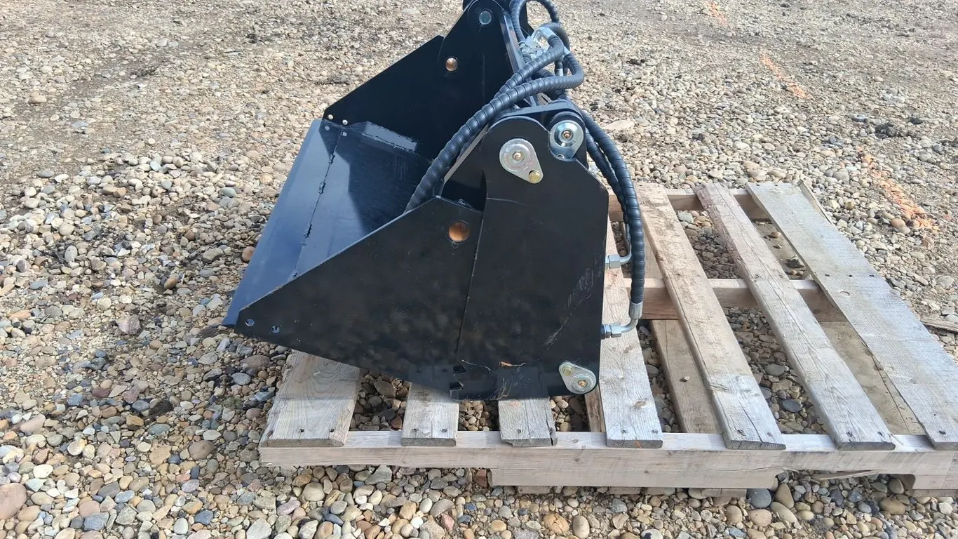 1- 4 in 1 Mini Skidsteer Bucket (Unused)
