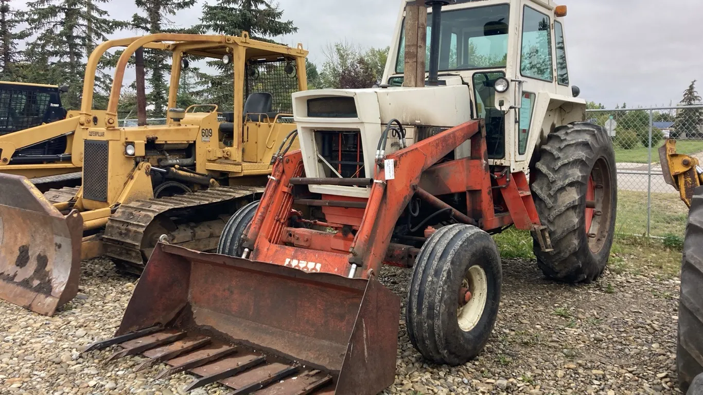 Case 1070 Tractor with Loader s/n: 8818671