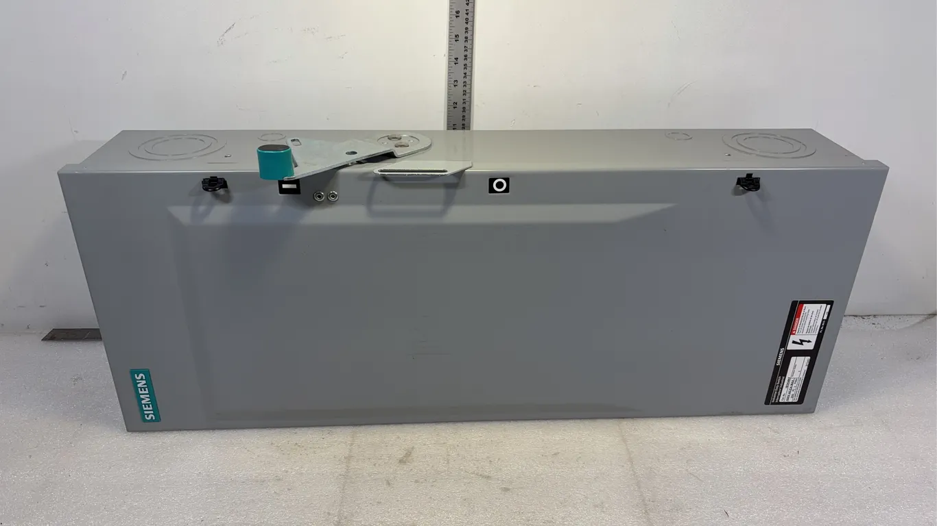 200AMP 3ph Disconnect, approx. Dimensions 31" x 14" x 8" *Unreserved*