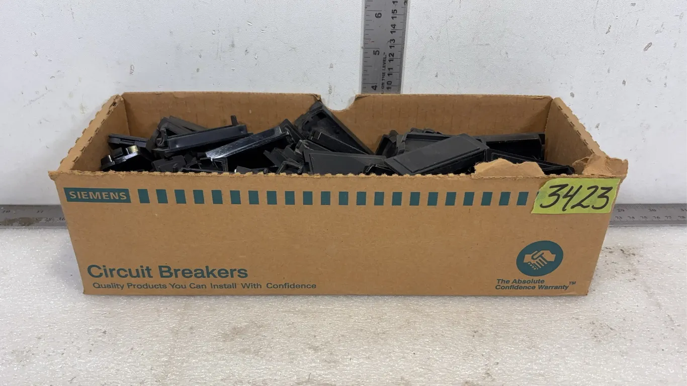 Box of Circuit Breaker Filler Plates, approx. 50 pce *Unreserved*