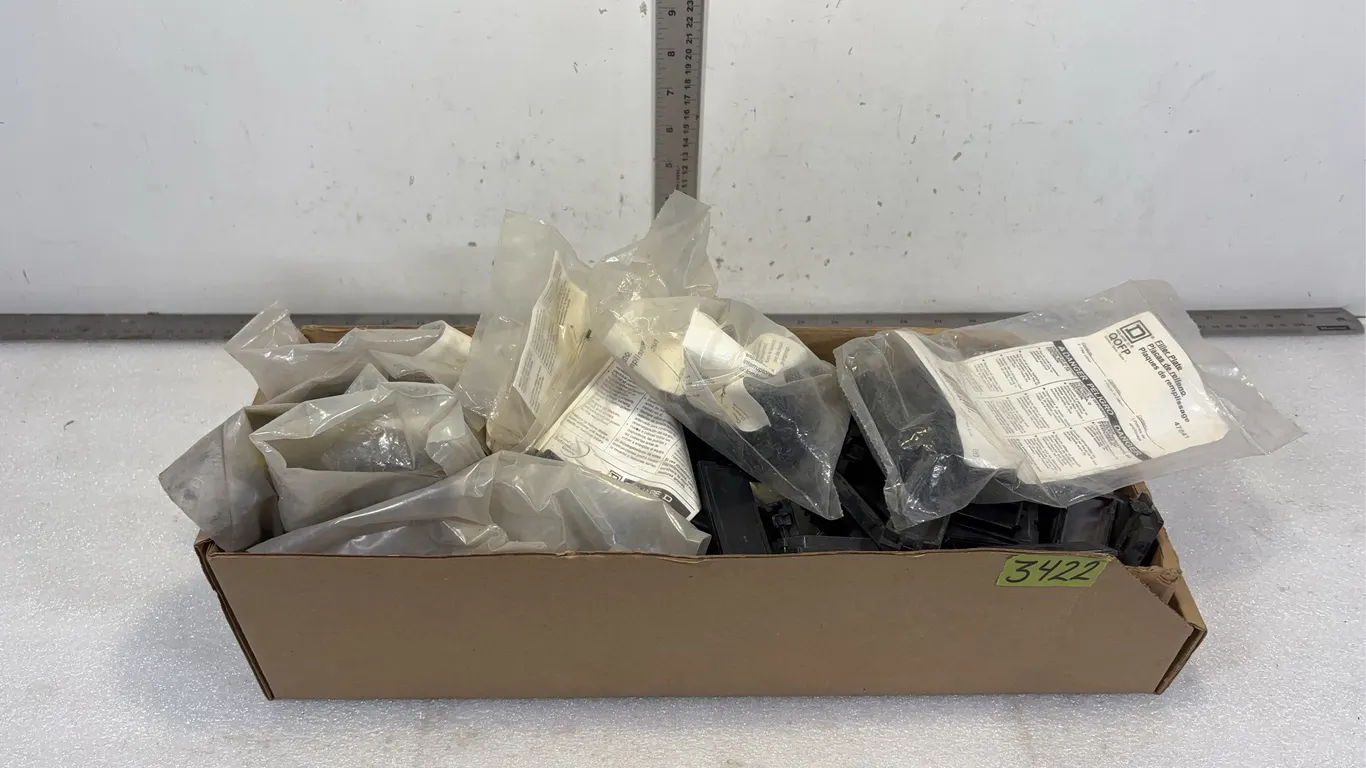 Box of Circuit Breaker Filler Plates, approx. 62 pce *Unreserved*