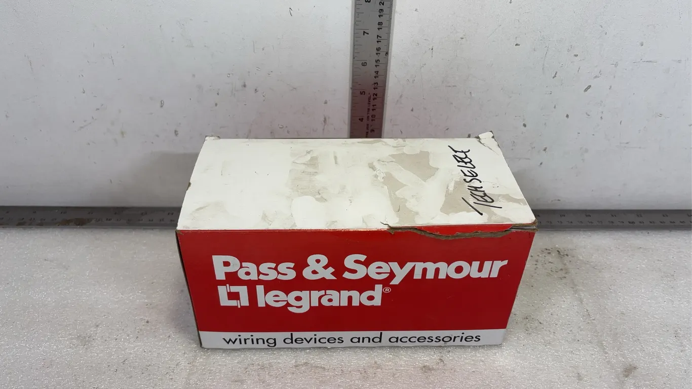 Box of 30A Twist Lock Receptacles, approx. 10 pce *Unreserved*
