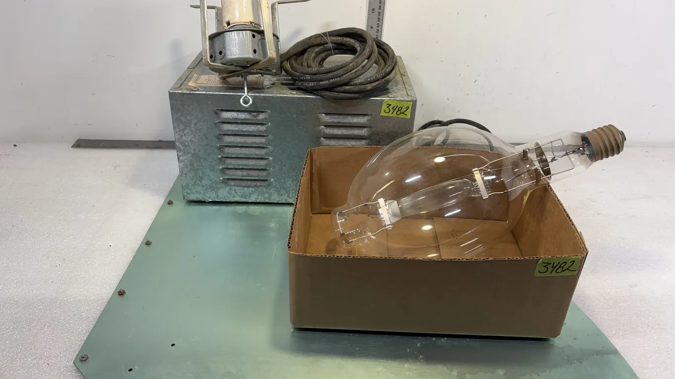 Bumper Crop 1000 Watt Grow Light with Bulb and Shade, approx. 3 pce *Unreserved*