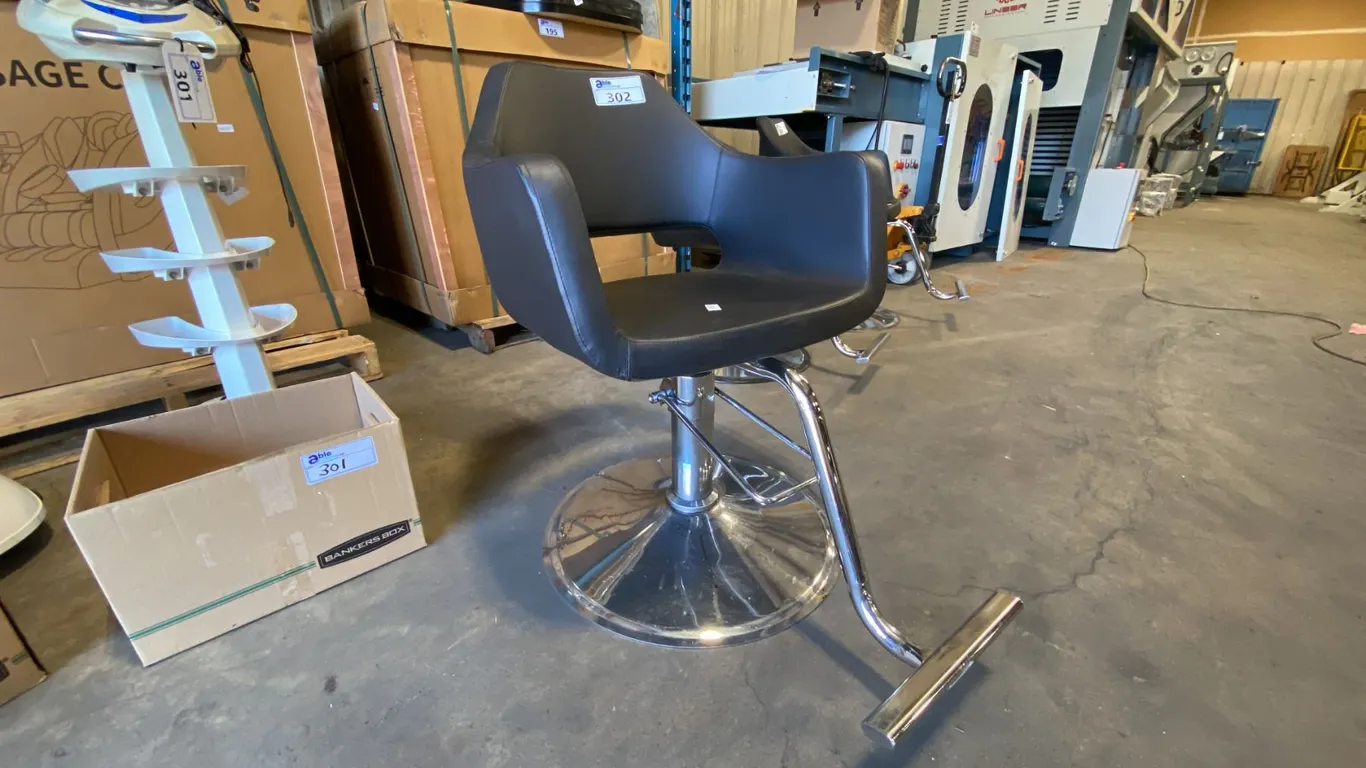 BERKELEY RICHARDSON BLACK PADDED VINYL SALON CHAIR WITH CHROME BASE, HYDRAULIC FOOT PUMP &