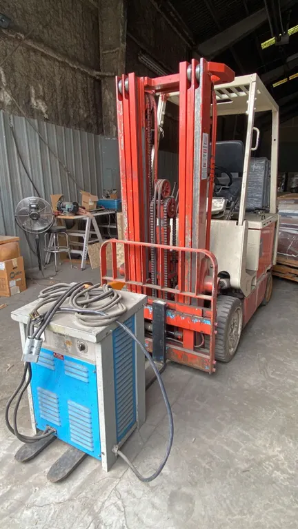 NISSAN CY0M02L20S ELECTRIC FORKLIFT 8885.7 HOURS, *HOURS NOT VERIFIED* SOLID TIRES,